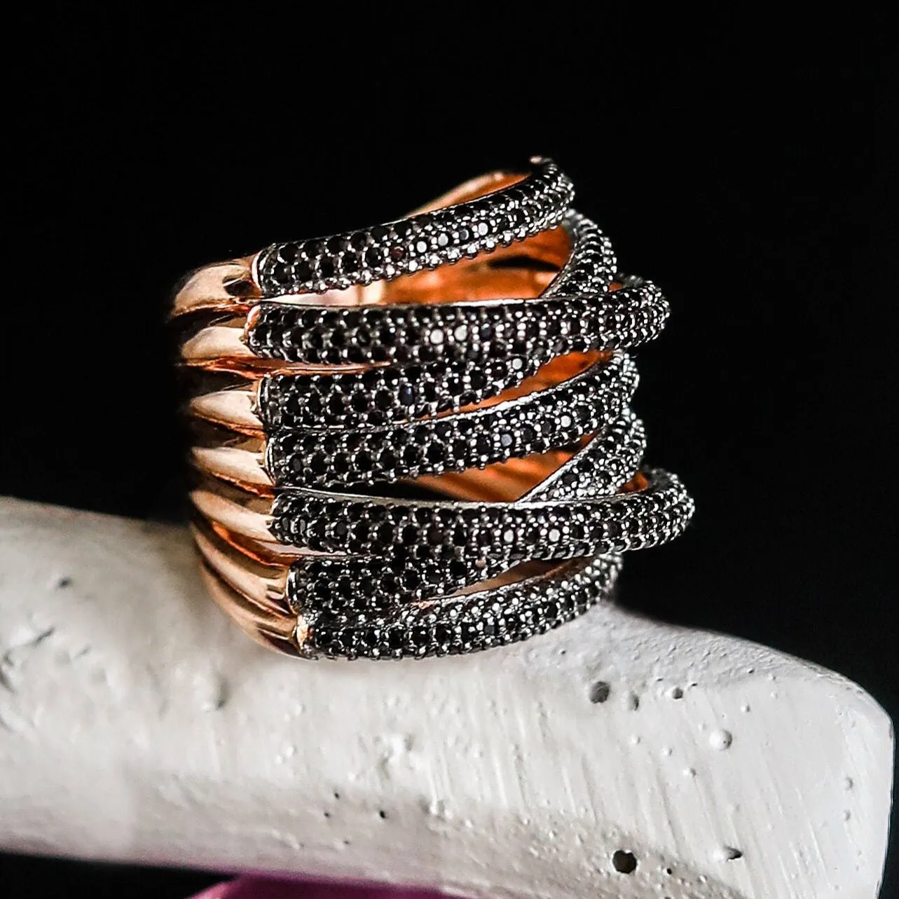 BELLA ROSE CROSSOVER RING