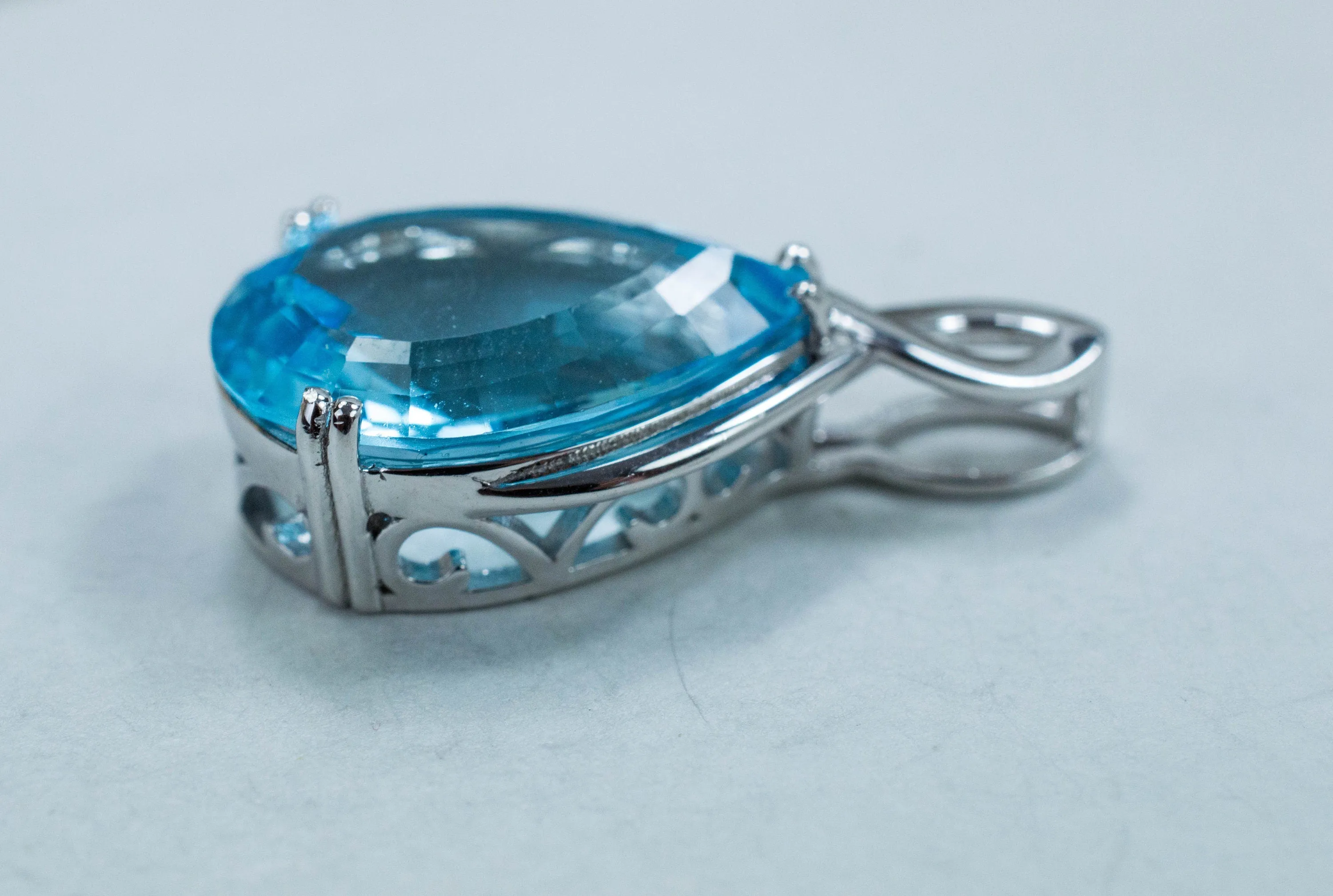 Blue Topaz Pendant; Genuine Brazilian Topaz; 12.470cts