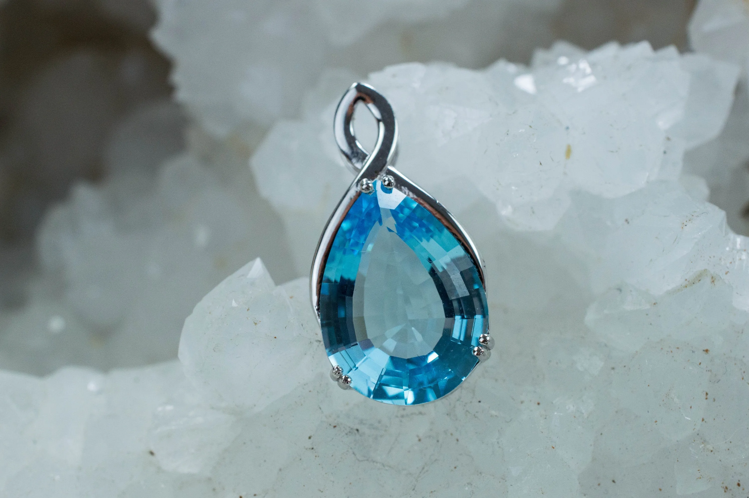 Blue Topaz Pendant; Genuine Brazilian Topaz; 12.470cts