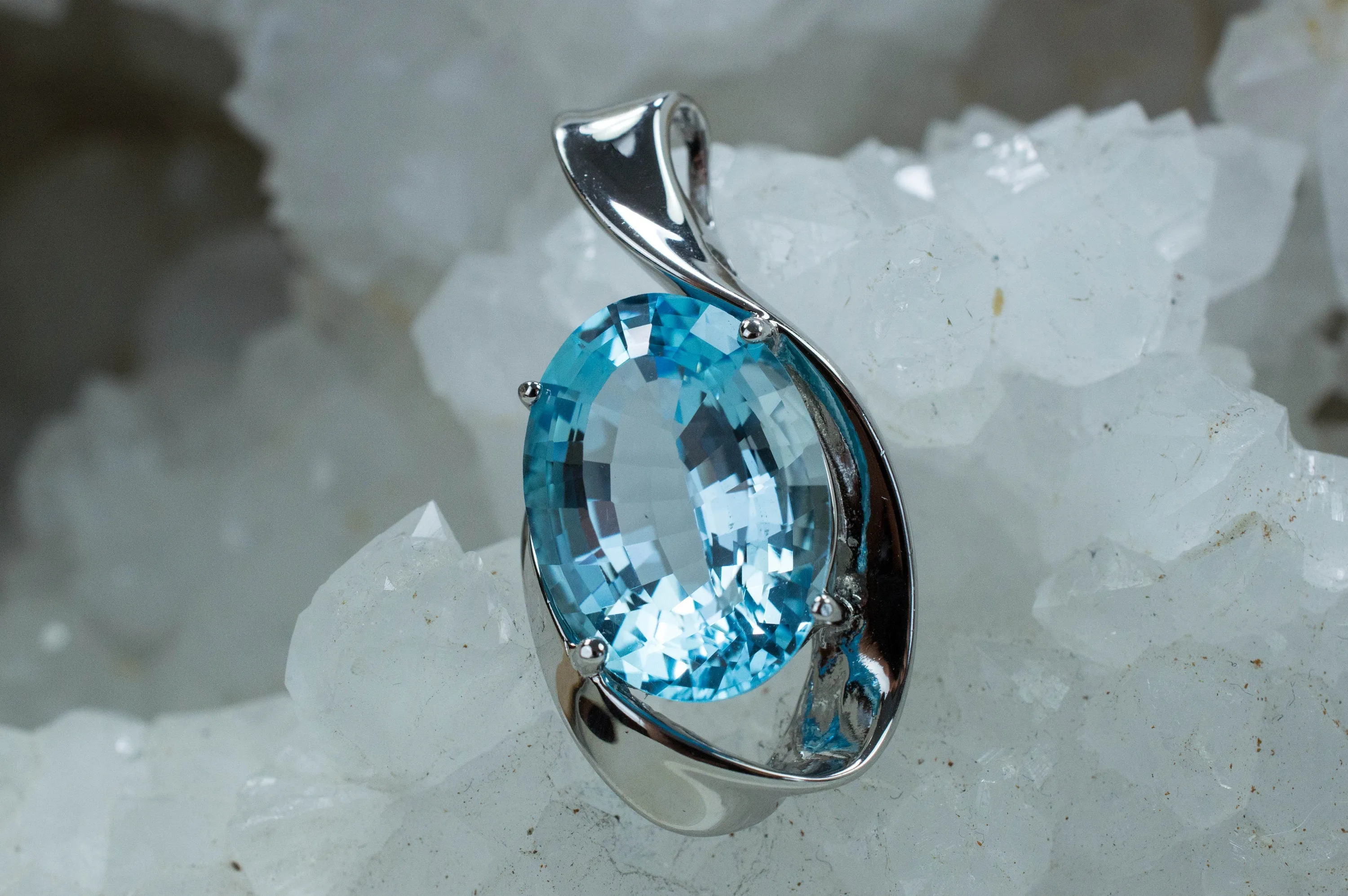 Blue Topaz Pendant; Genuine Brazilian Topaz; 15.660cts