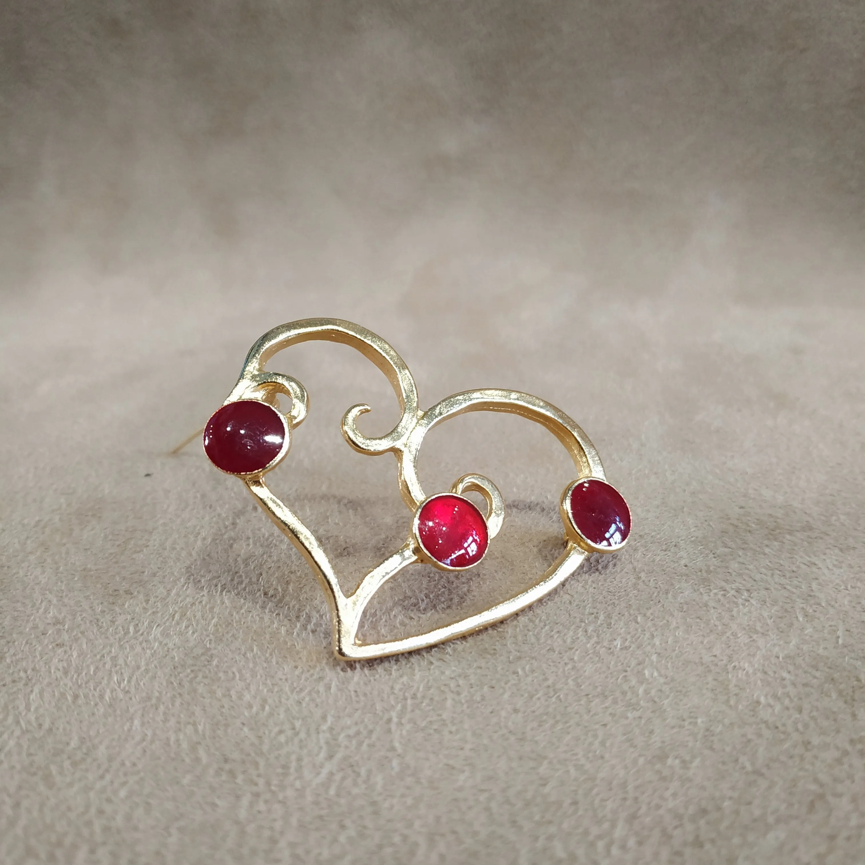 Gold entwined heart red brooch