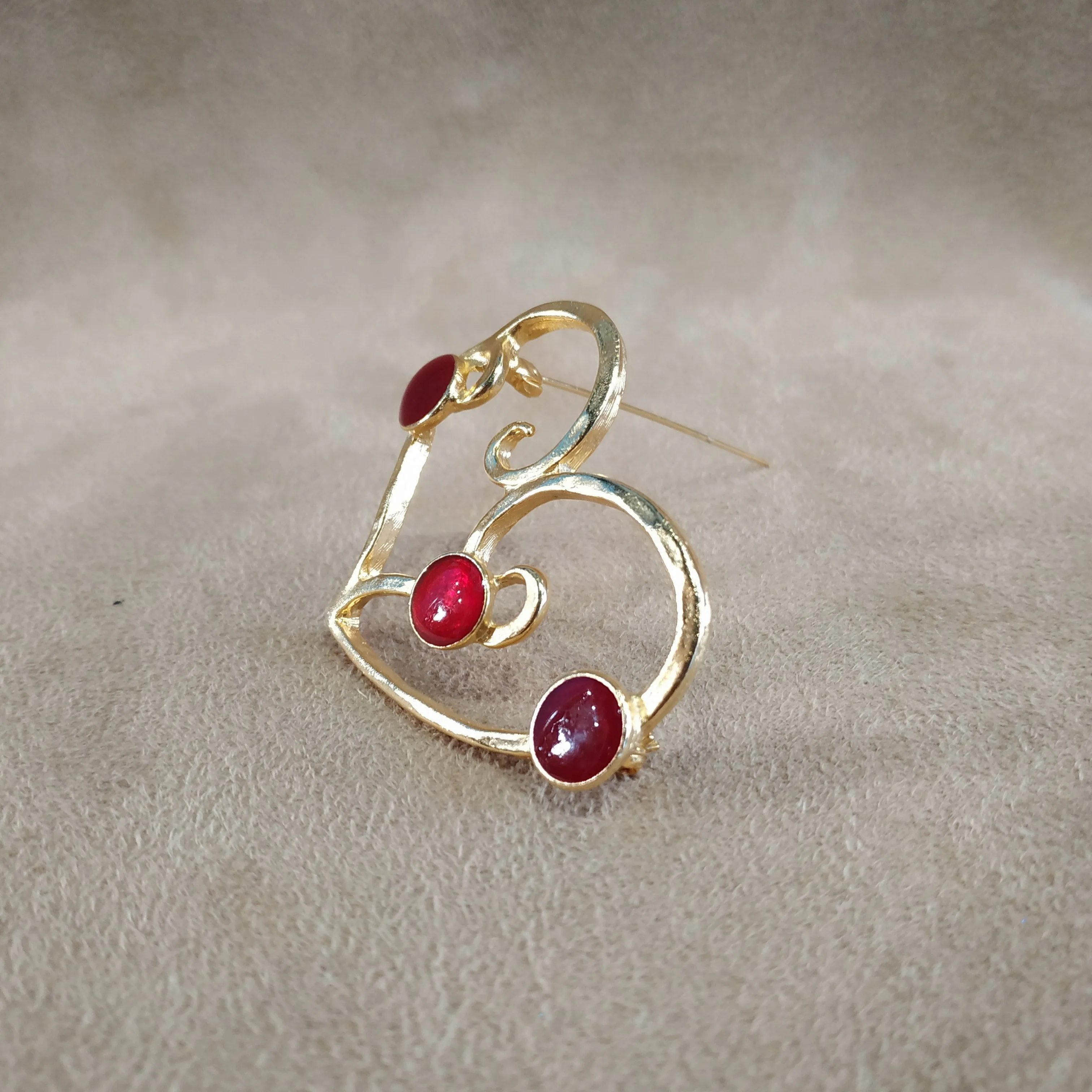 Gold entwined heart red brooch