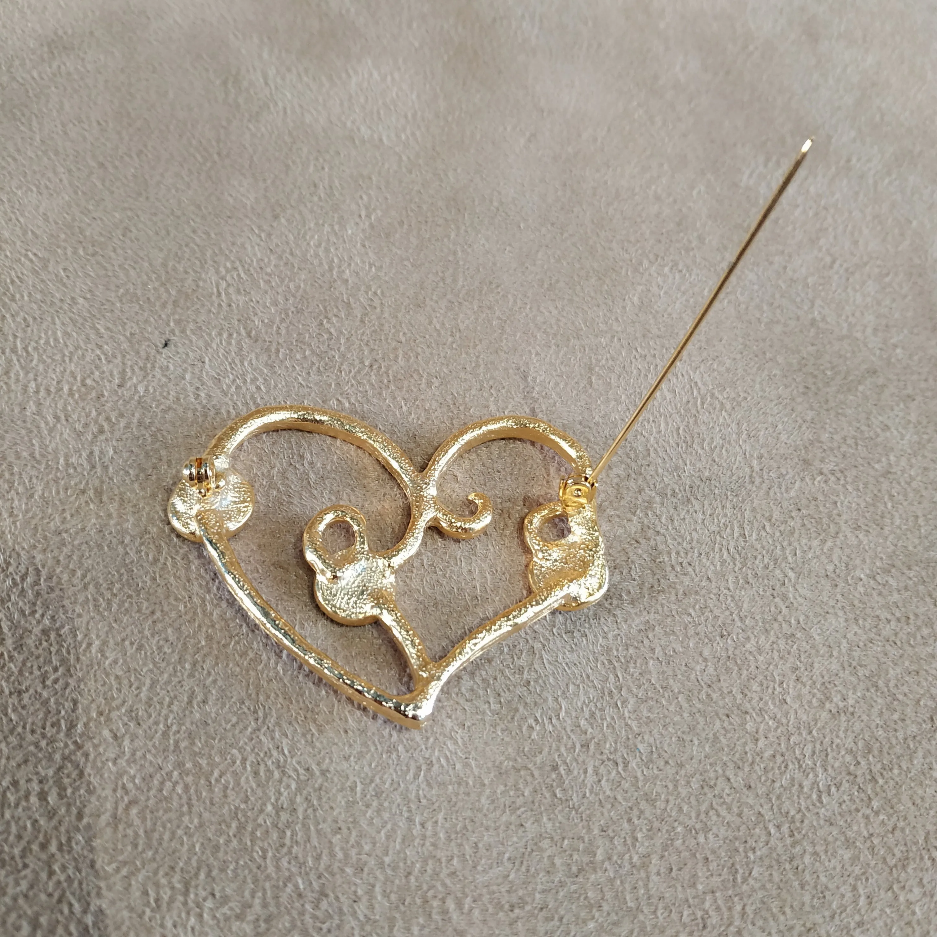 Gold entwined heart red brooch