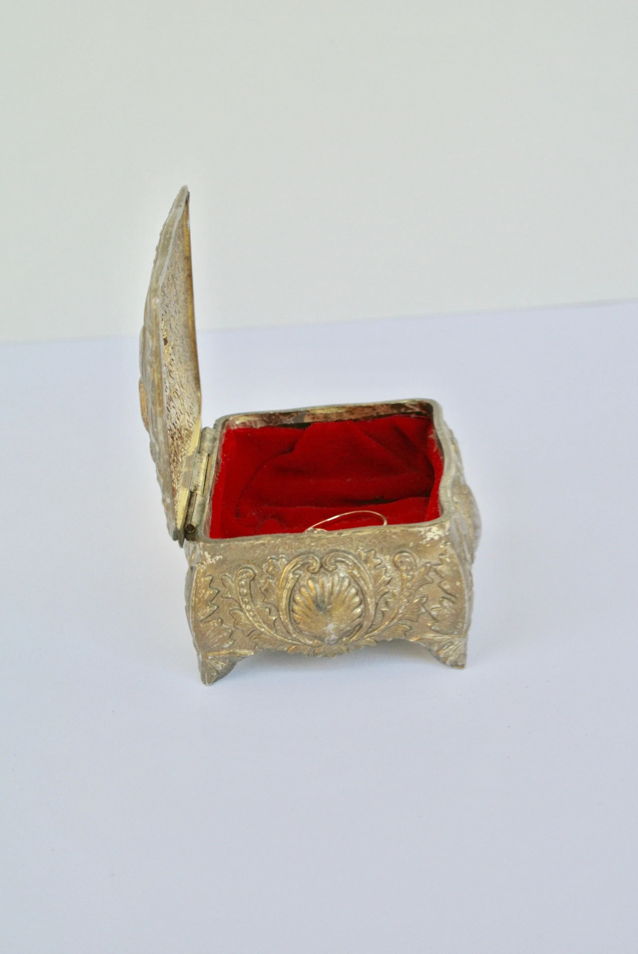 The Bridgerton Ring Box (small)