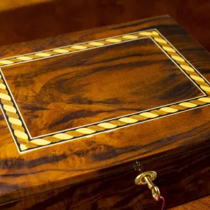 Walnut Jewelry Box with Twisted Pattern Inlaid design