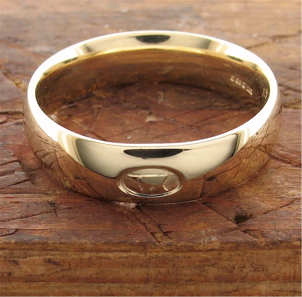 Wedding ring 5mm to 6mm Gretna Green Anvil yellow gold medium court