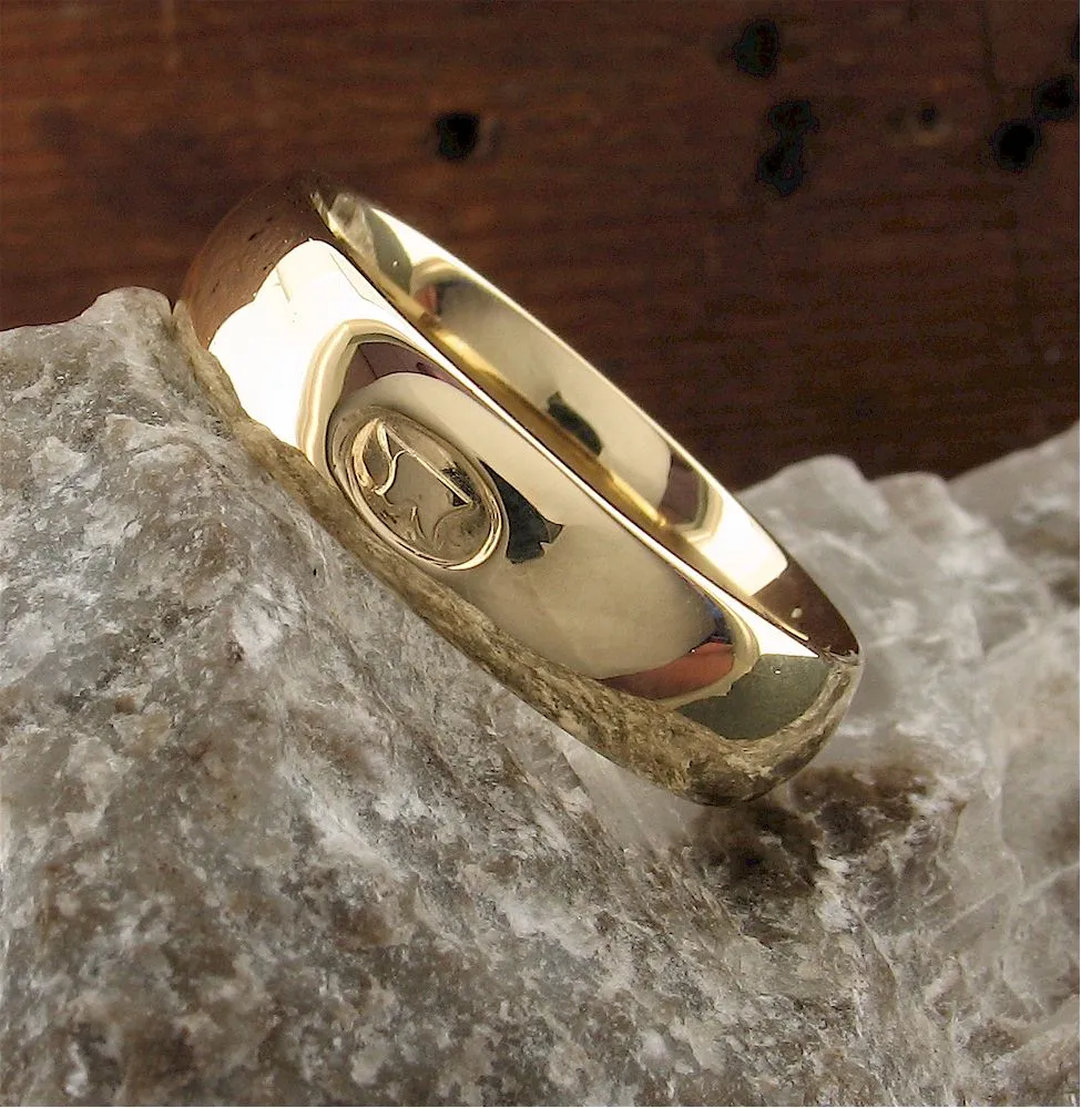 Wedding ring 5mm to 6mm Gretna Green Anvil yellow gold medium court