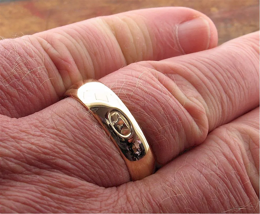 Wedding ring 5mm to 6mm Gretna Green Anvil yellow gold medium court