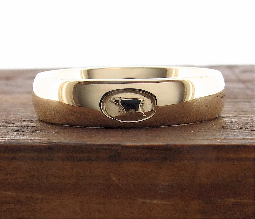 Wedding ring 5mm to 6mm Gretna Green Anvil yellow gold medium court