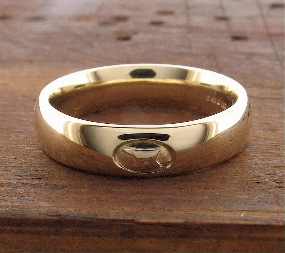Wedding ring 5mm to 6mm Gretna Green Anvil yellow gold medium court