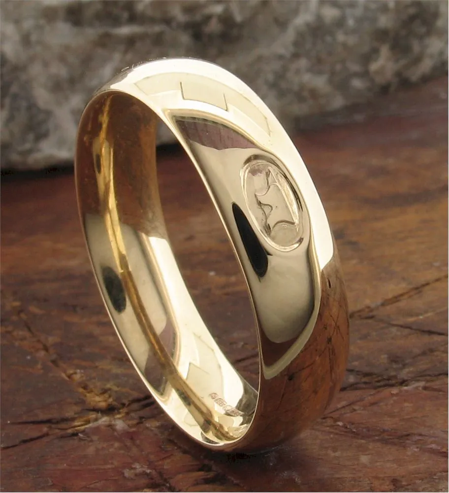Wedding ring 5mm to 6mm Gretna Green Anvil yellow gold medium court