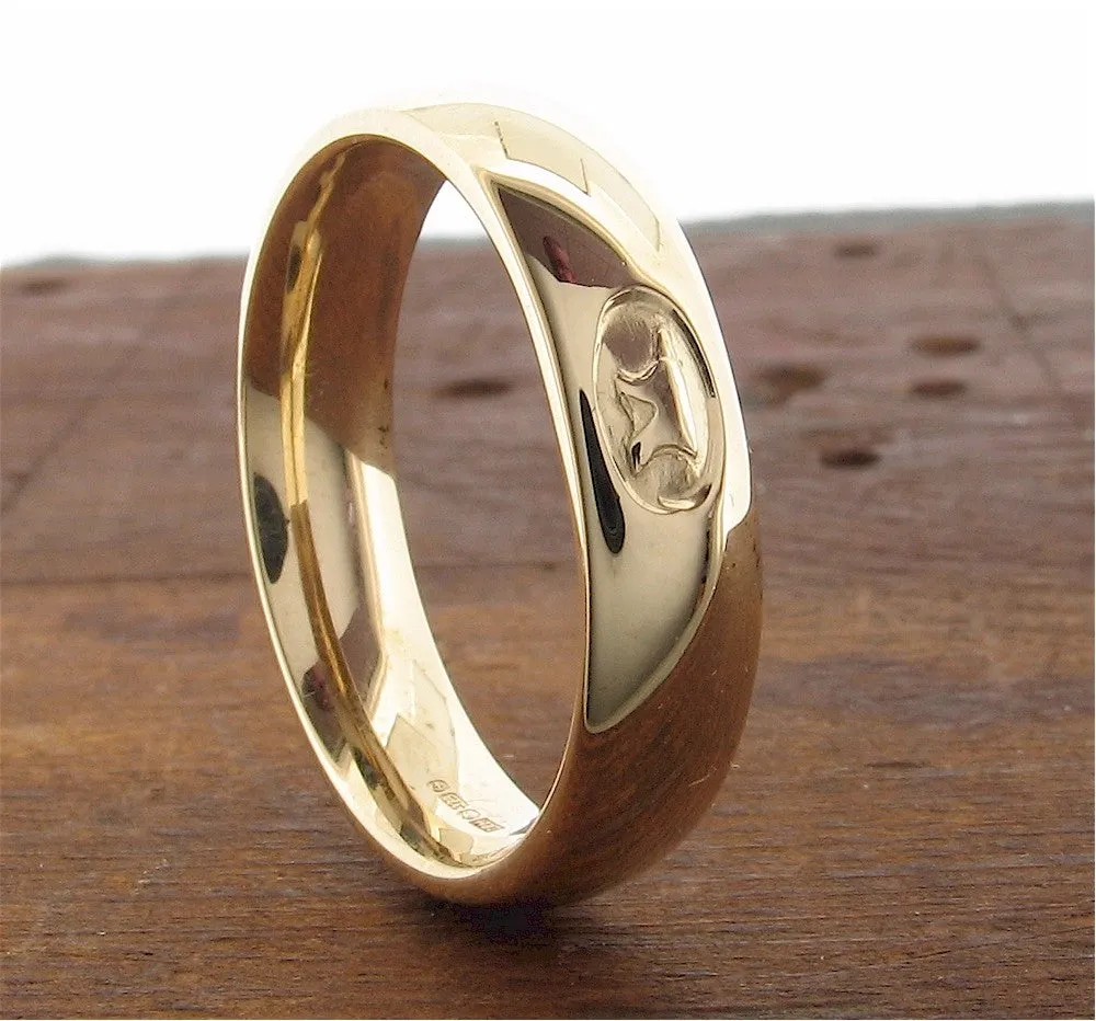 Wedding ring 5mm to 6mm Gretna Green Anvil yellow gold medium court